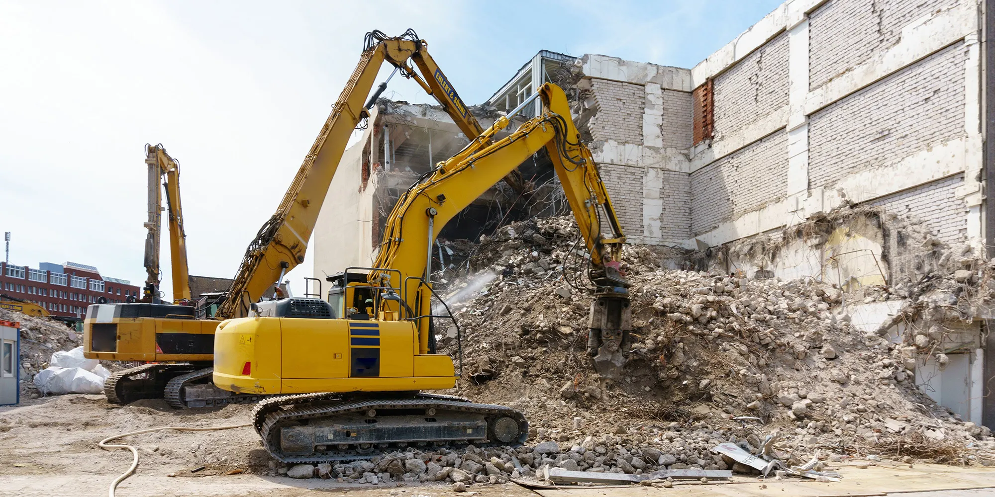 Nach Abriss eines Geschäftshauses wird der Bauschutt sortiert