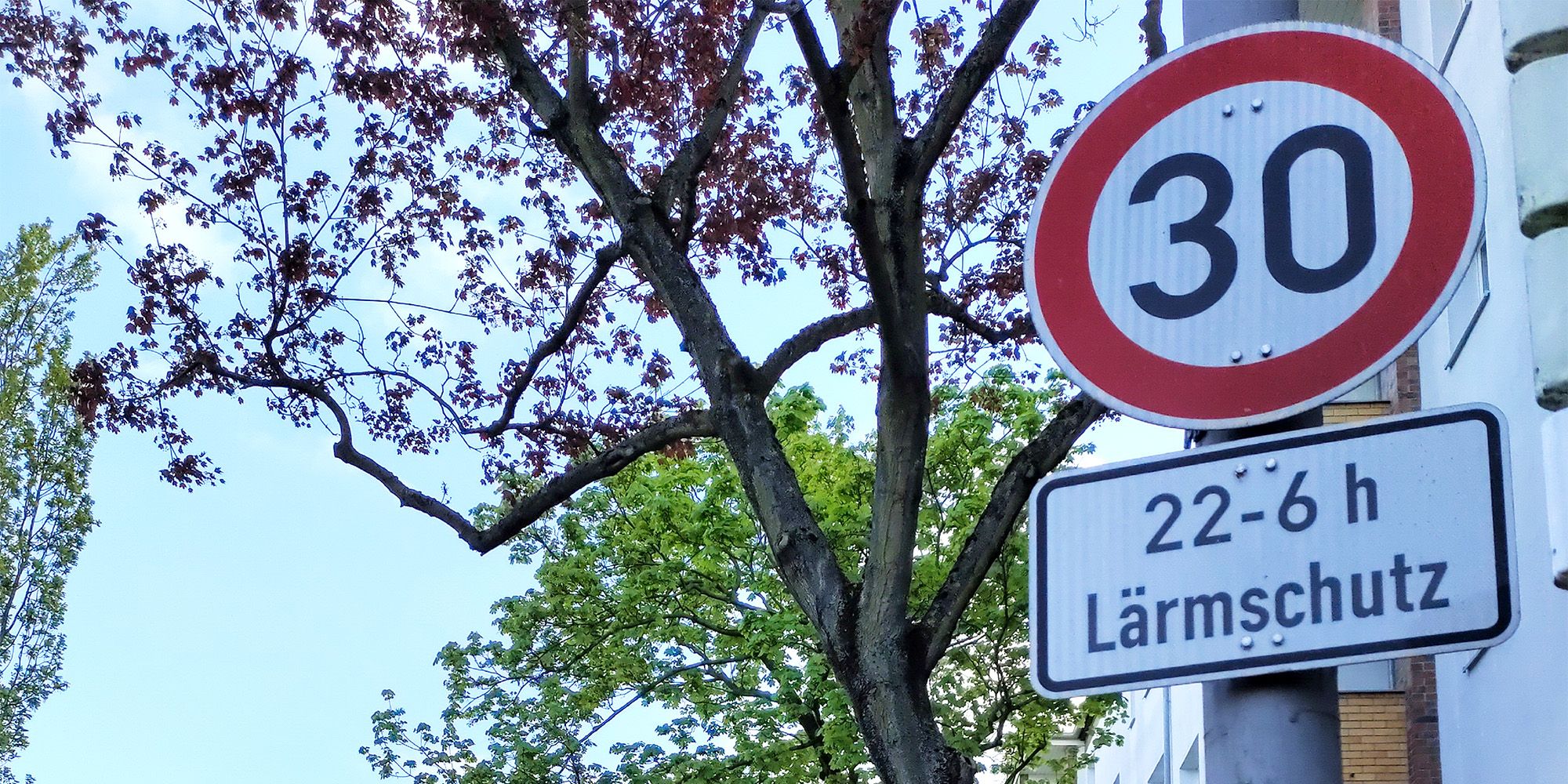 Tempo-30-Schild nachts