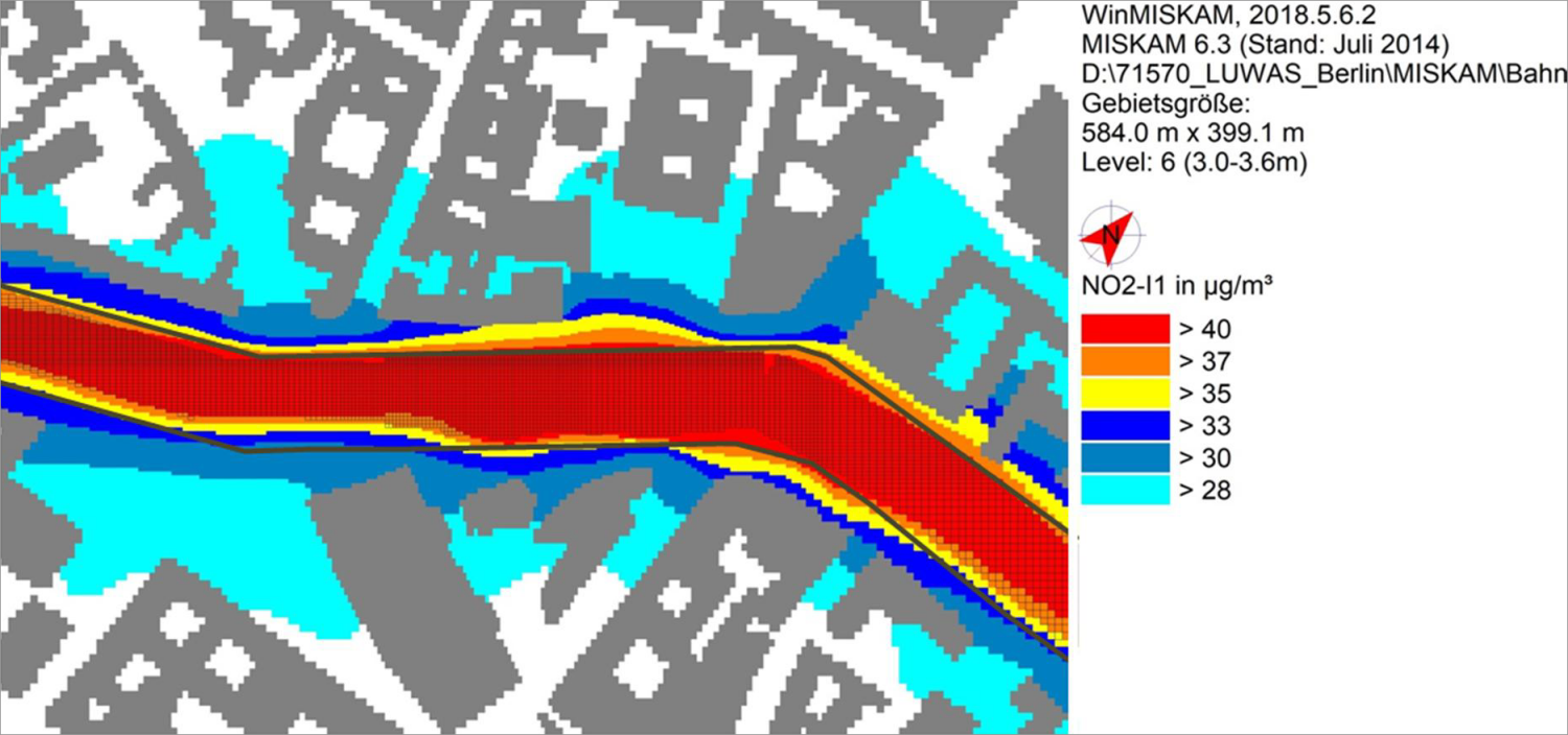 Jahresmittel der NO2-Gesamtbelastung in 1,5 Meter über umliegendem Gelände aus MISKAM infolge aller schiffsbedingten Emissionen und der Hintergrundbelastung für das Gebiet 3 (Wendestelle und Mühlendamm&shy;schleuse). Dunkelgrau markiert ist die Lage der Uferbefestigung.