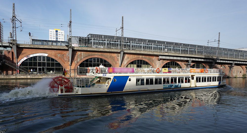 Fahrgastschiff auf der Spree