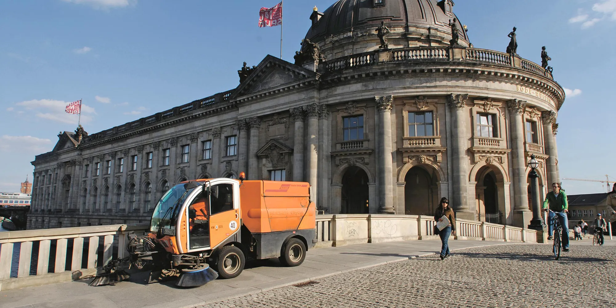 BSR-Kleinkehrmaschine vor dem Bode-Museum
