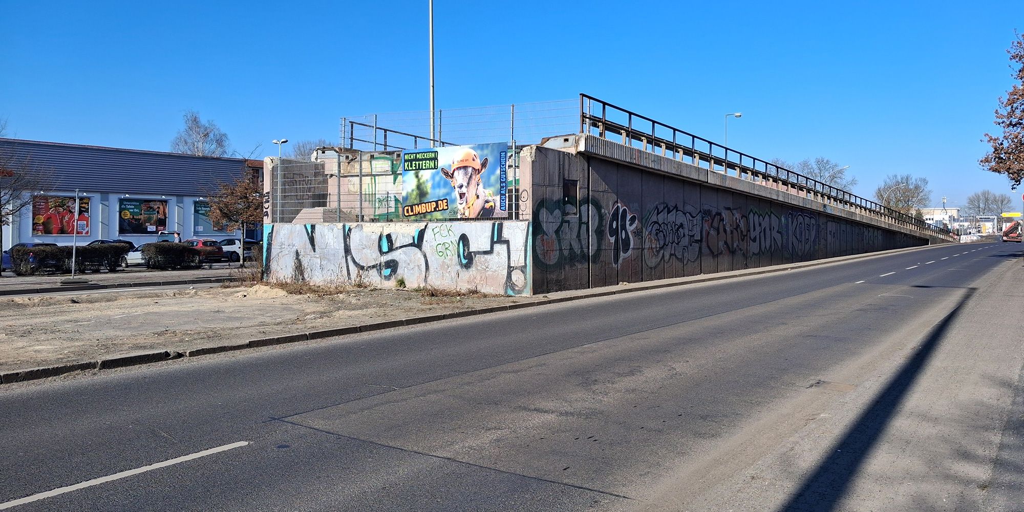 Blick auf das verbliebene Rampenbauwerk der Brücke An der Wuhlheide – Rummelsburger Straße (Bild: SenMVKU)