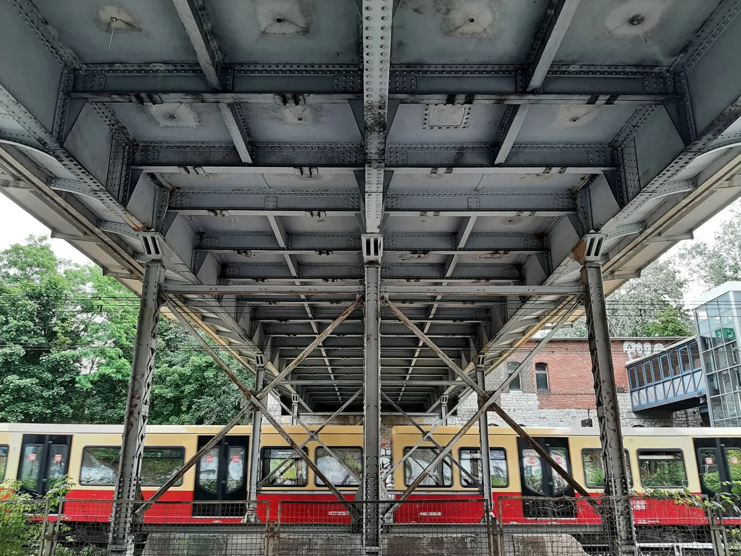 Unteransicht, Blick Richtung Nord (Empfangsgebäude) (Bild: SenMVKU)