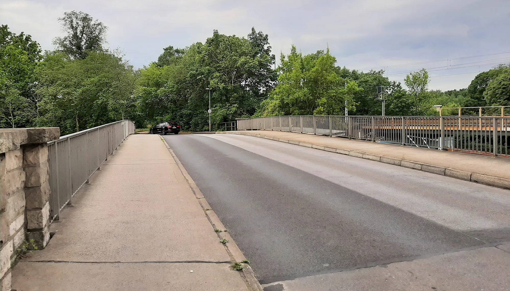 Blick Richtung Süden auf die Fahrbahn (Rudolf-Rühl-Allee) und Gehwege der Brücke (Bild: SenMVKU)