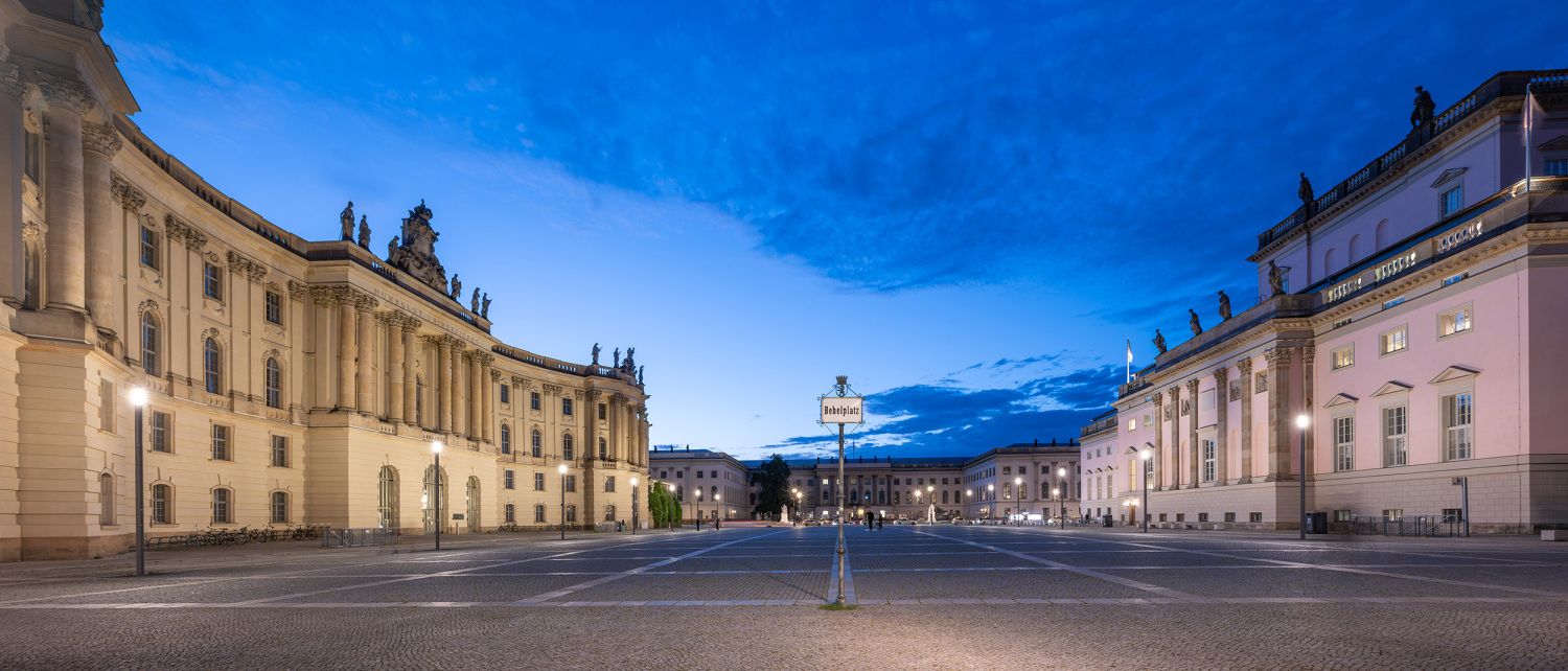 Beleuchtung auf dem Bebelplatz in Lichtszene 2 (ab 23 Uhr): Blick in Richtung Unter den Linden (Bild: Linus Lintner)