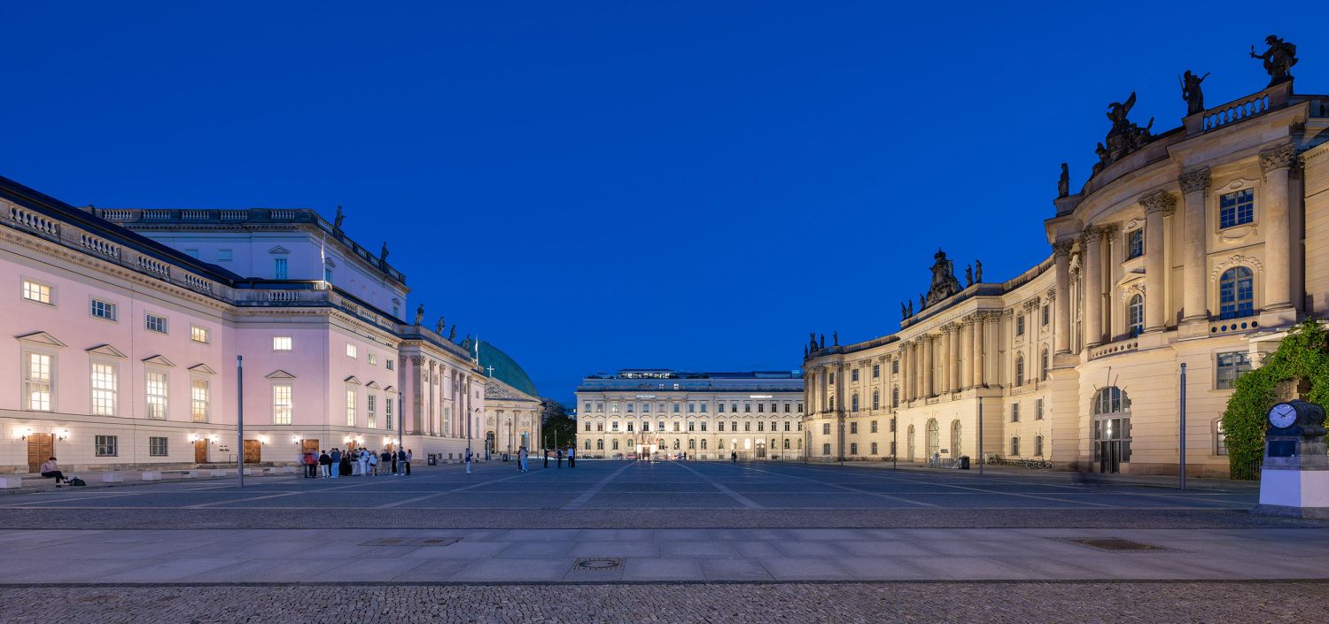Beleuchtung auf dem Bebelplatz in Lichtszene 1 (bis 23 Uhr): Blick in Richtung Behrenstraße (Bild: Linus Lintner)