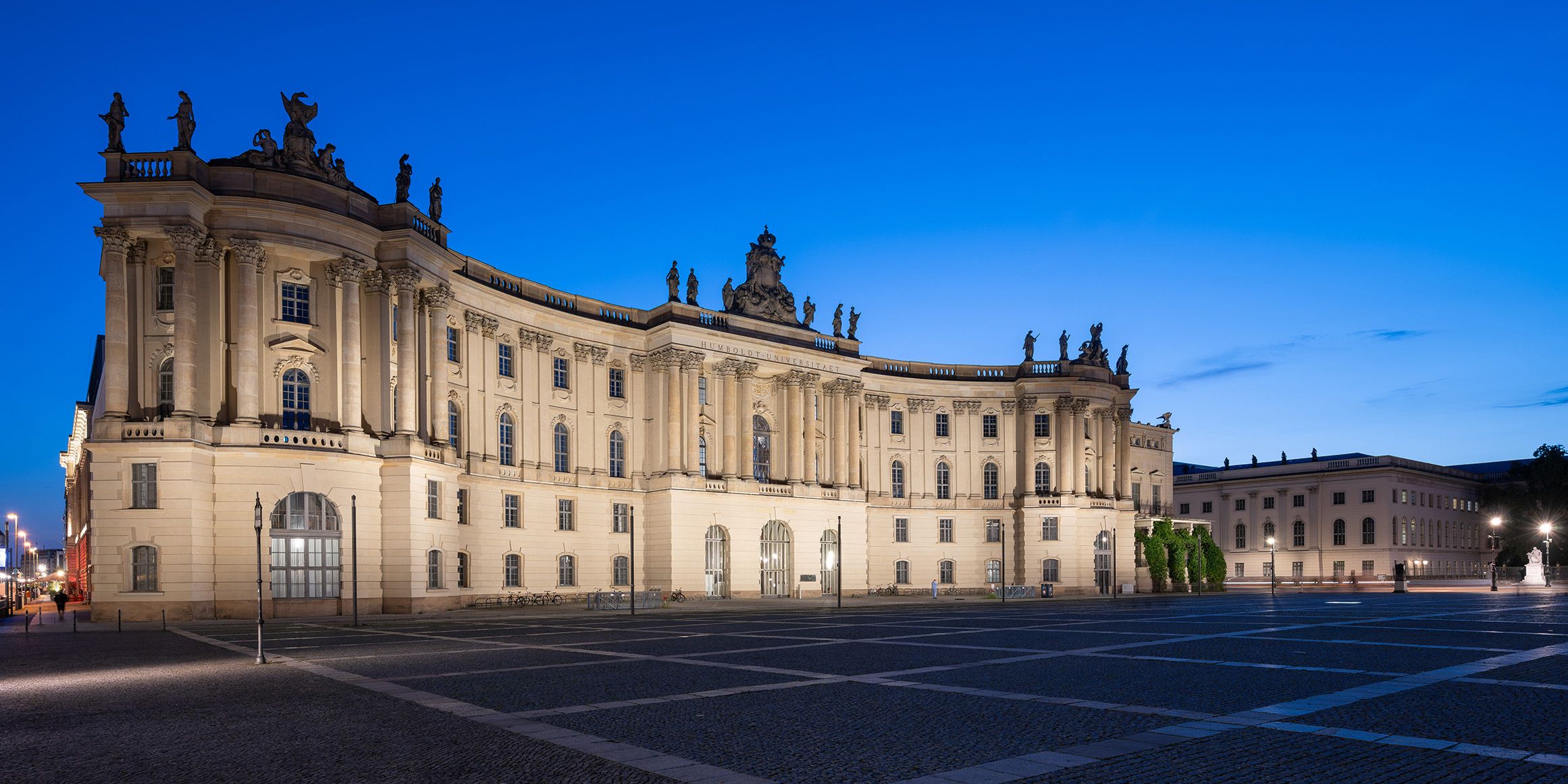 Beleuchtung auf dem Bebelplatz in Lichtszene 1 (bis 23 Uhr): Juristischen Fakultät der Humboldt-Universität (Bild: Linus Lintner)