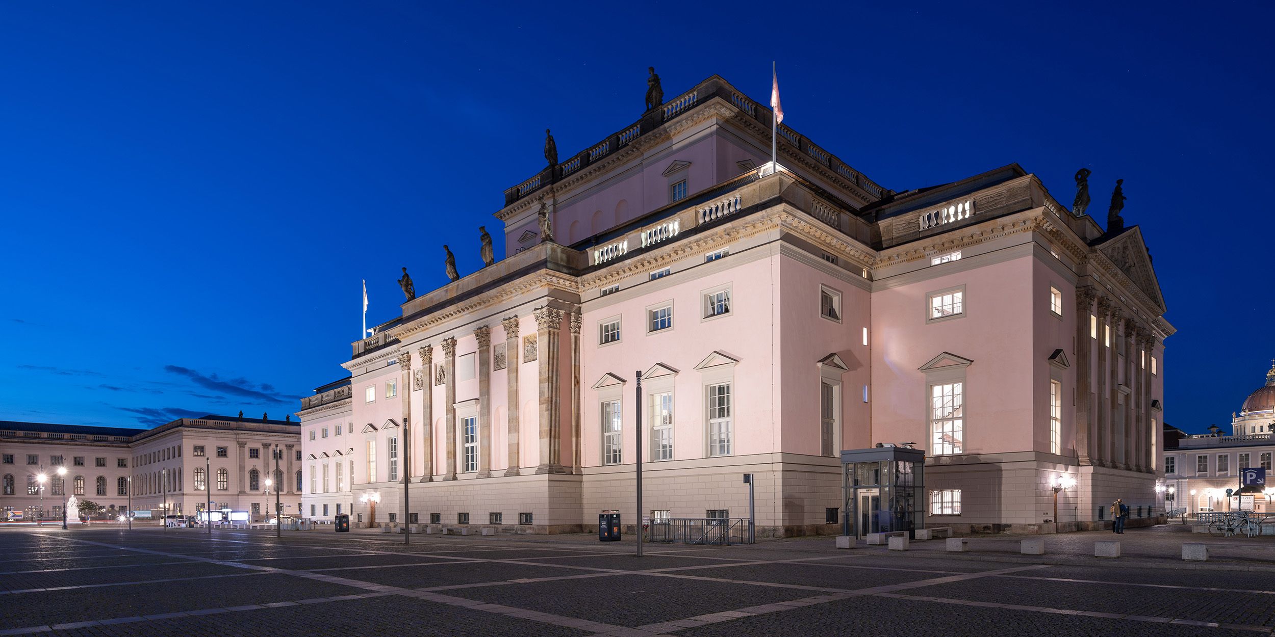 Beleuchtung auf dem Bebelplatz in Lichtszene 1 (bis 23 Uhr): Deutsche Staatsoper (Bild: Linus Lintner)