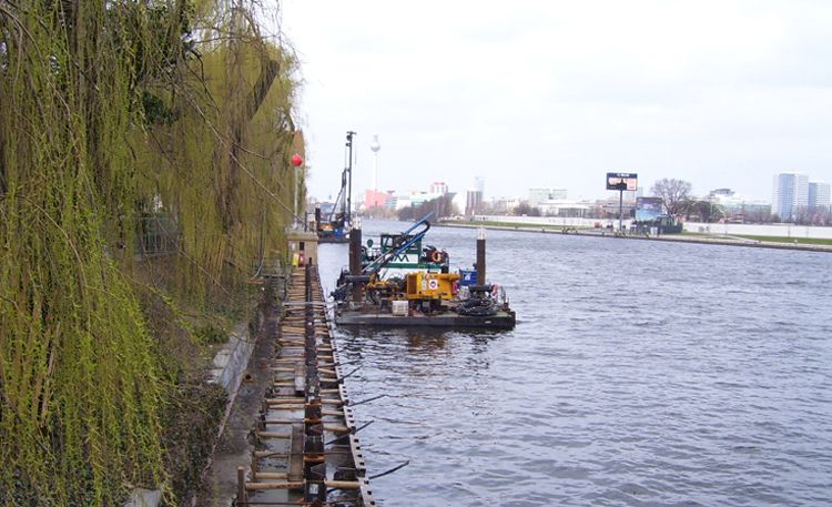Bauarbeiten am Gröbenufer in der Nähe der Oberbaumbrücke