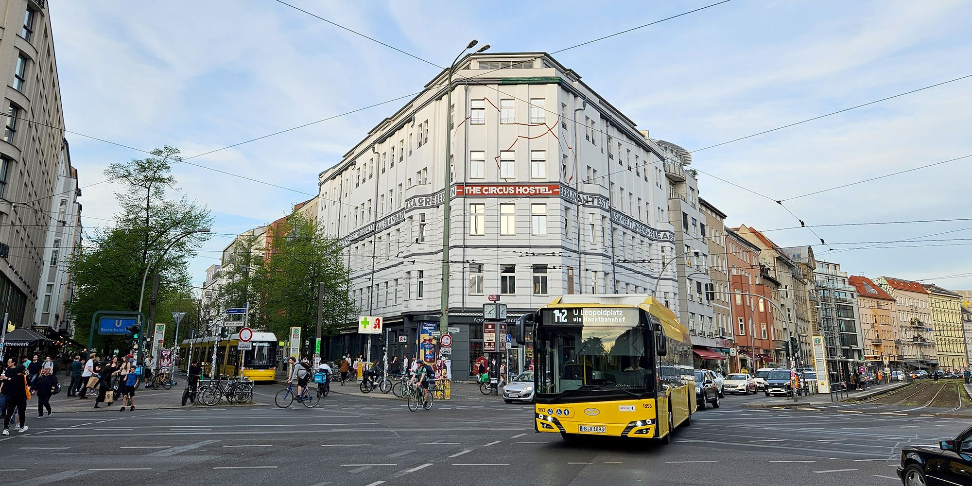 Bus und Straßenbahn am Rosenthaler Platz