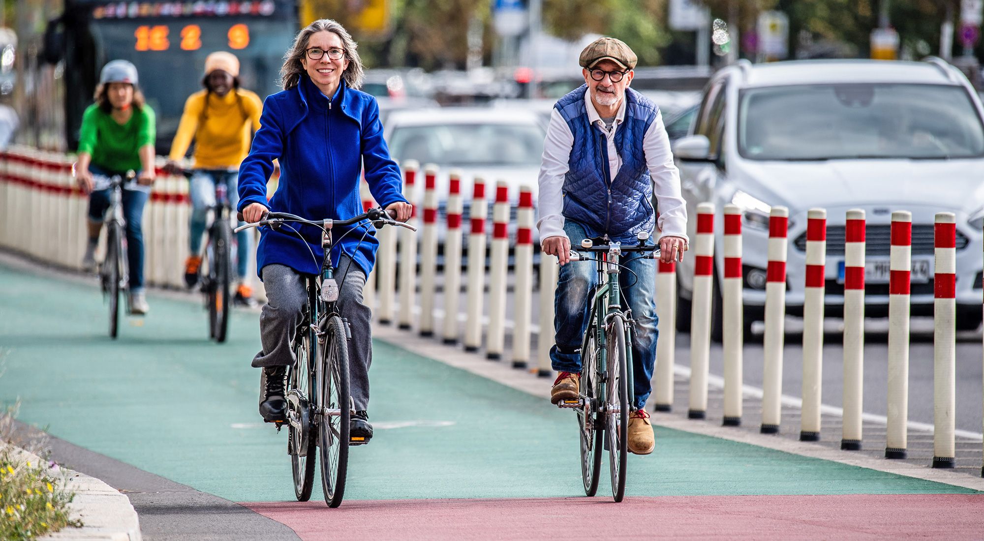Fahrradfahrerinnen und -fahrer auf der Holzmarktstraße