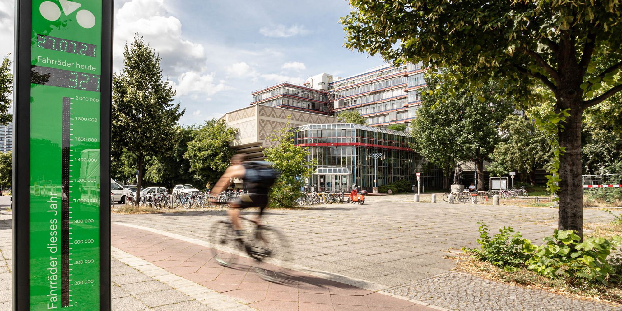 Fahrradbarometer auf der Straße des 17. Juni vor dem Eingang der TU Berlin (Bild: infraVelo / Daniel Rudolph)