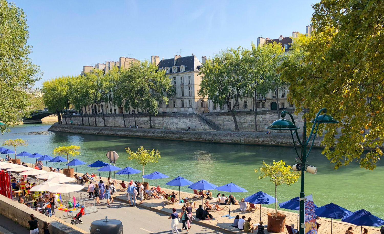 Das Ufer der Seine lädt zum Verweilen ein. (Bild: Adobe Stock, DreamingCarrot)