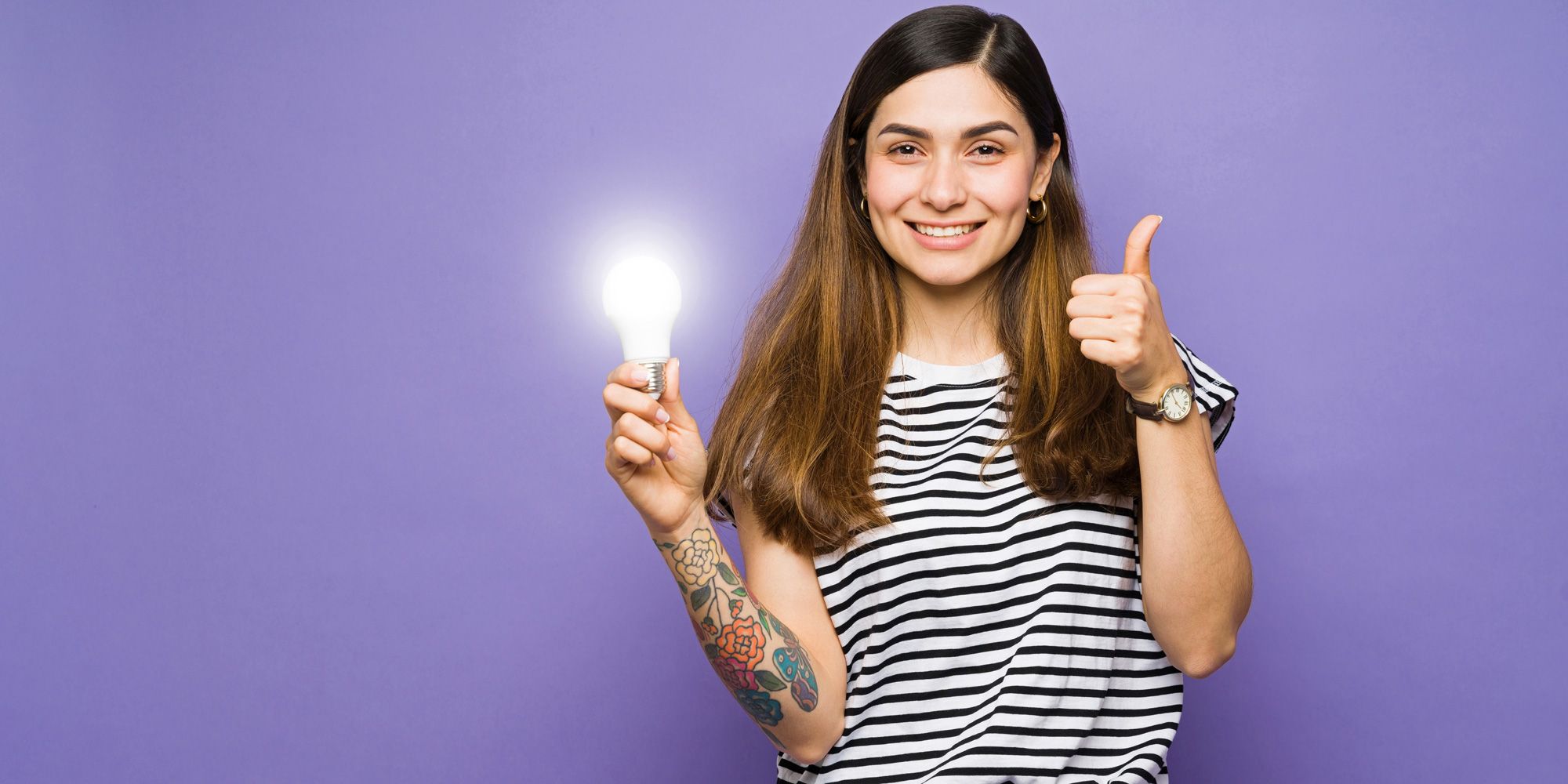 Junge Frau mit Glühlampe in der Hand
