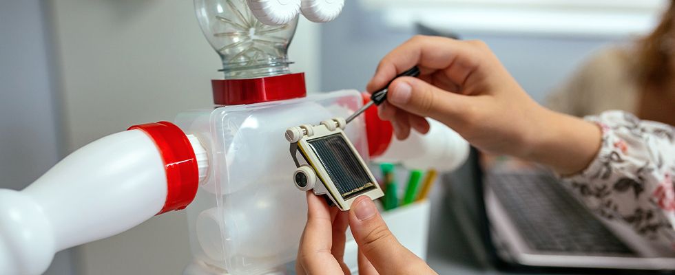 Ein Kind Baut einen Roboter mit einem kleinen Solarmodul