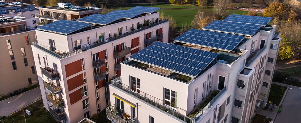 Mehrfamilienhäuser mit Solaranlagen auf dem Dach aus der Luft fotografiert, Möckernkiez