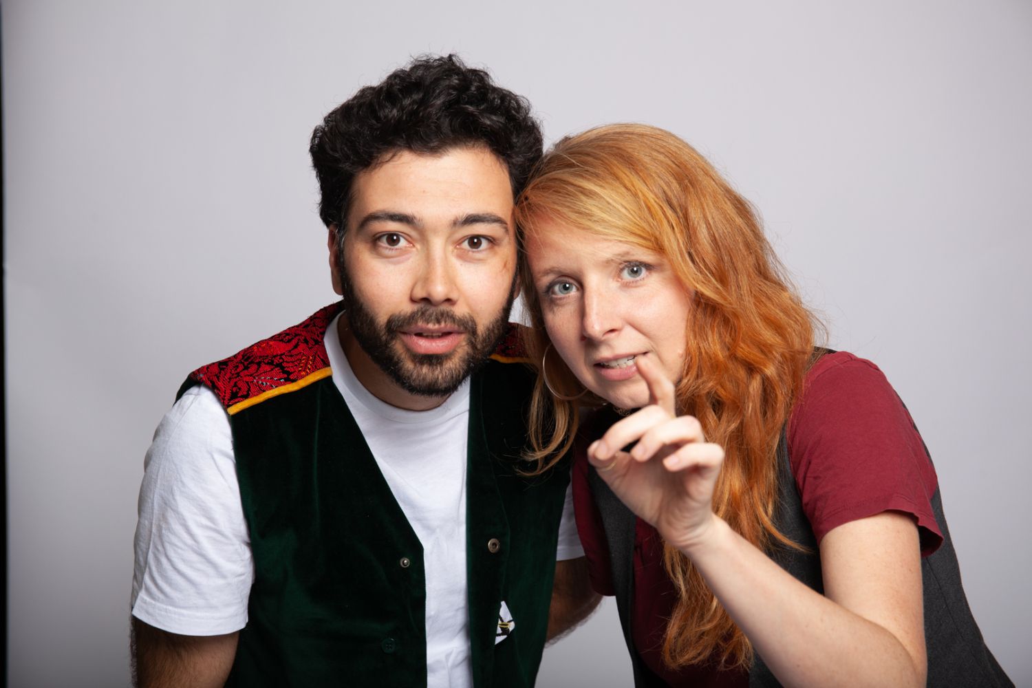 Portraitfotografie zweier Menschen, die in die Kamera blicken