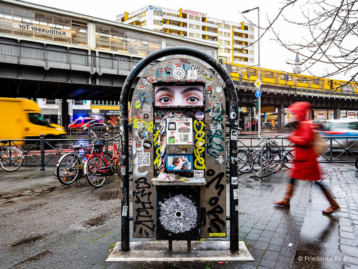 Fotografie von einer Telefonzelle am Kottbusser Tor in Berlin
