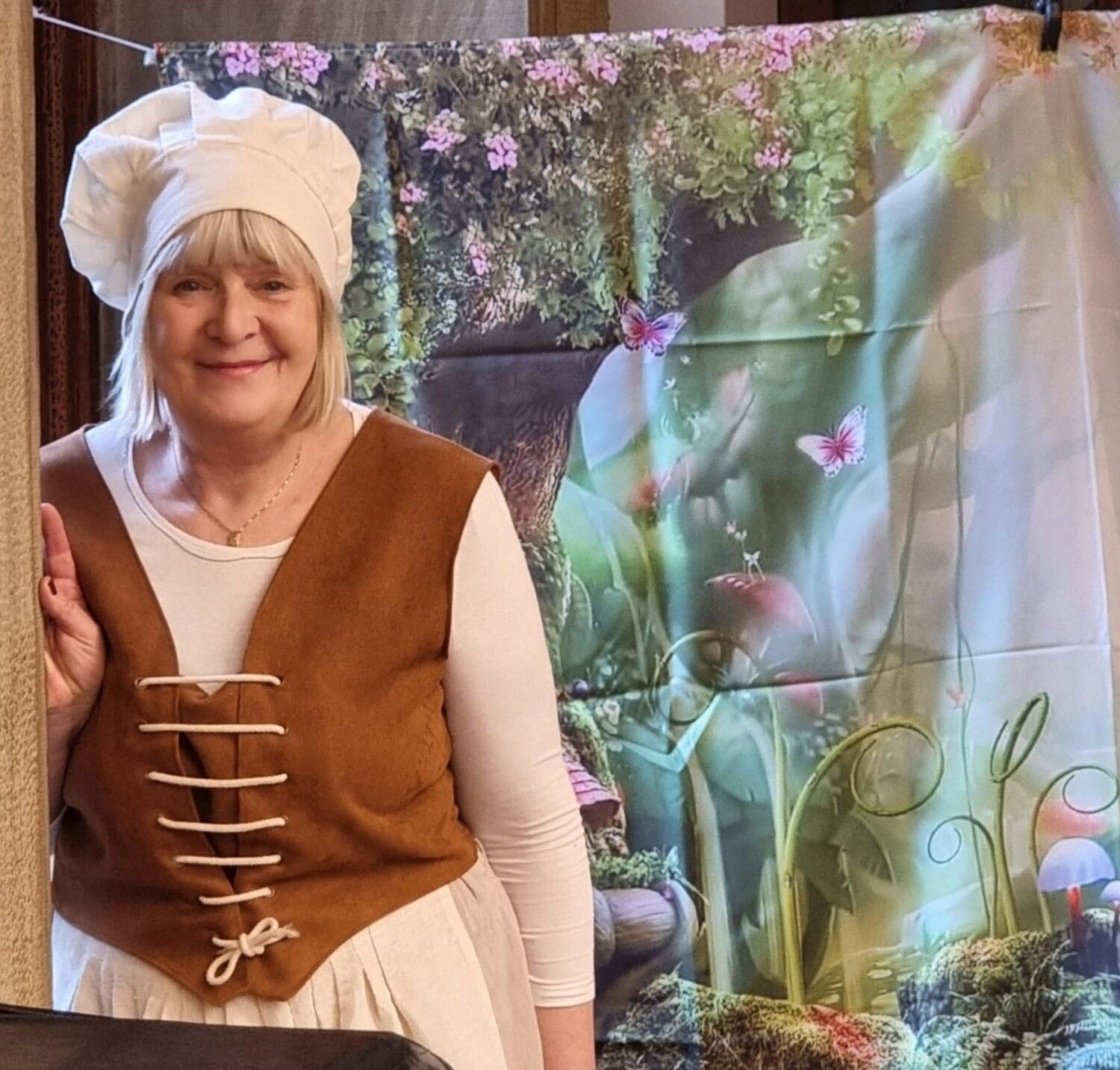 Frau in Kostüm lächelt in die Kamera