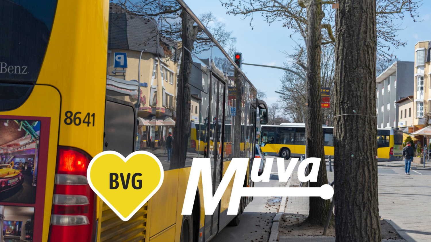 Bus an Haltestelle mit BVG- und Muva-Logo