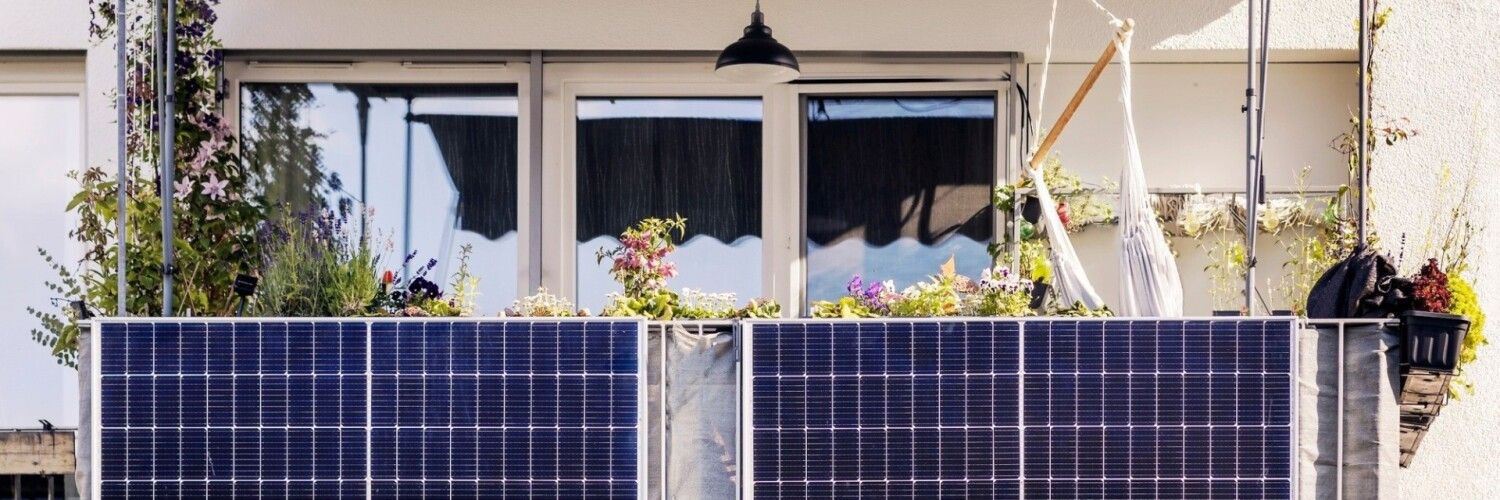 Balkon mit Bepflanzung und Balkonkraftwerk