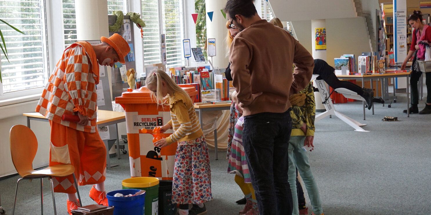 BSR-Tonnenpaul mit Besuchern