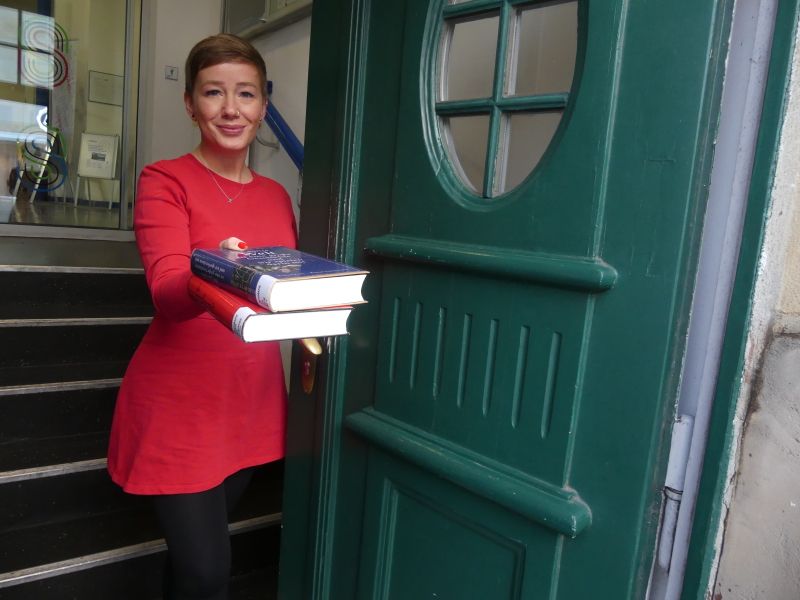 junge Frau bietet Bücher an