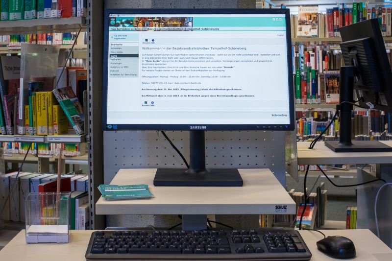 PC mit elektronischem Katalog (OPAC)