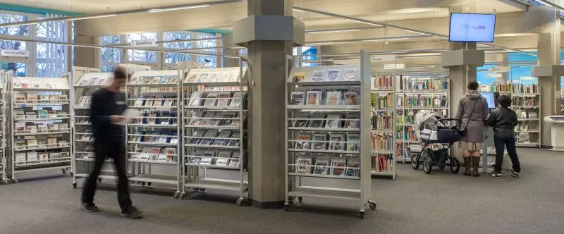 Innenansicht BZB, Nutzer am Terminal und im DVD-Bereich