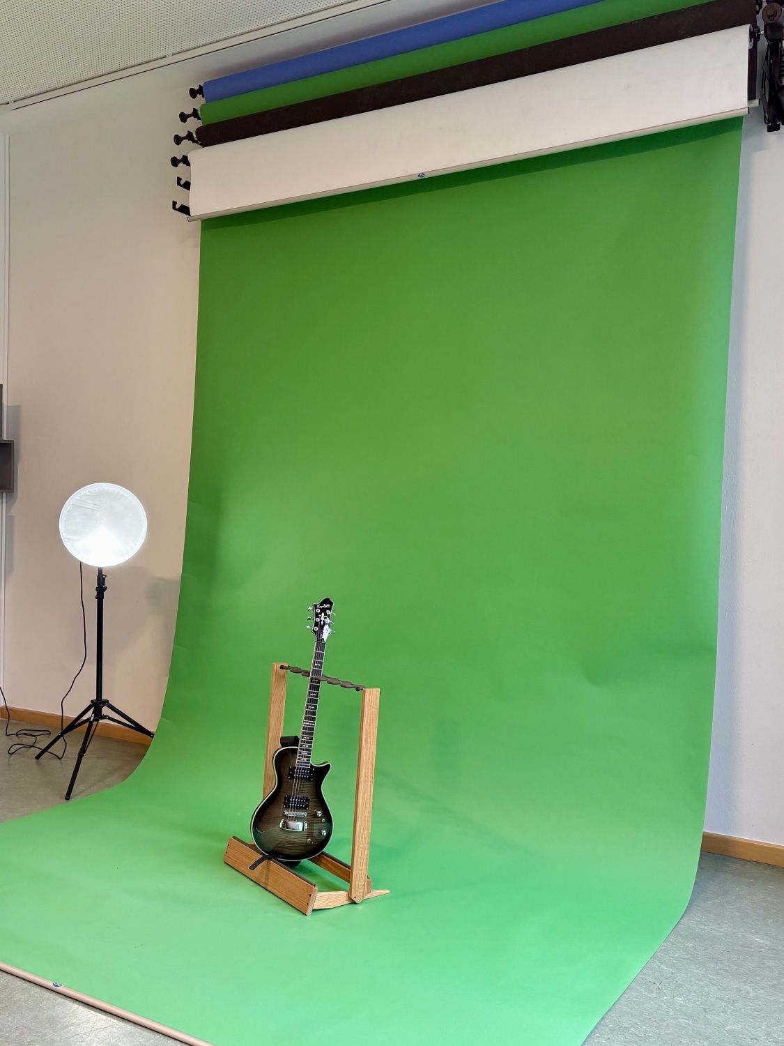 Makerspace Schöneberg - Greenscreen mit Gitarre und Leuchte