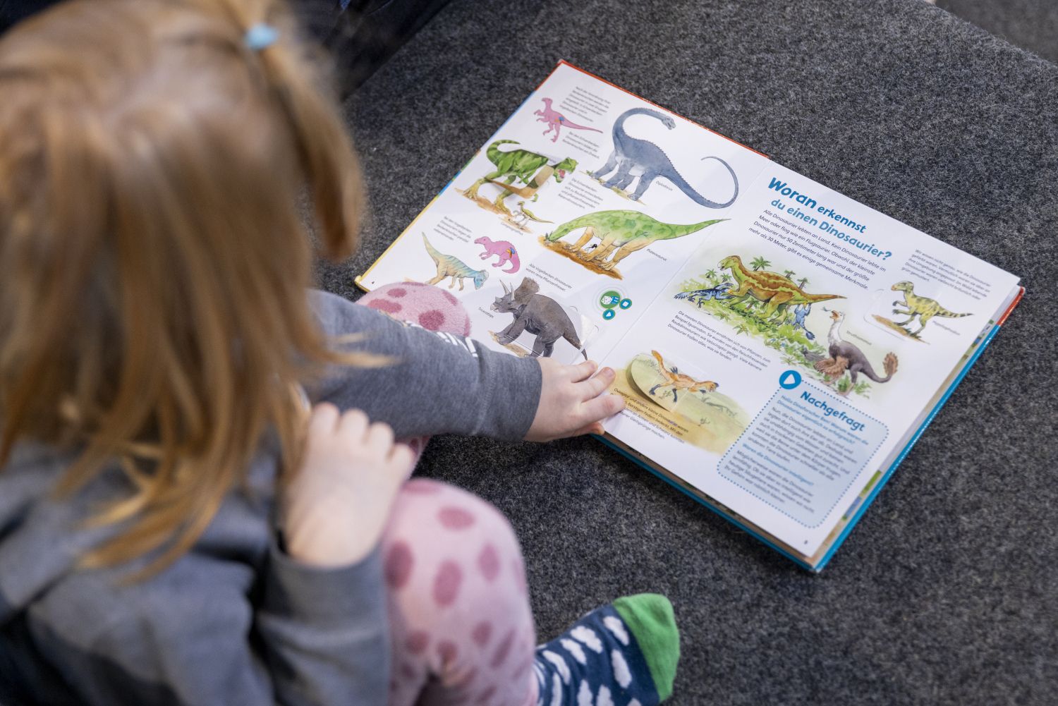 Bibliothek Tempelhof Kind liest Buch
