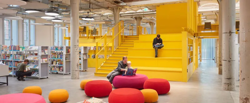 Veranstaltungstreppe und Sitzkissen in der Bibliothek