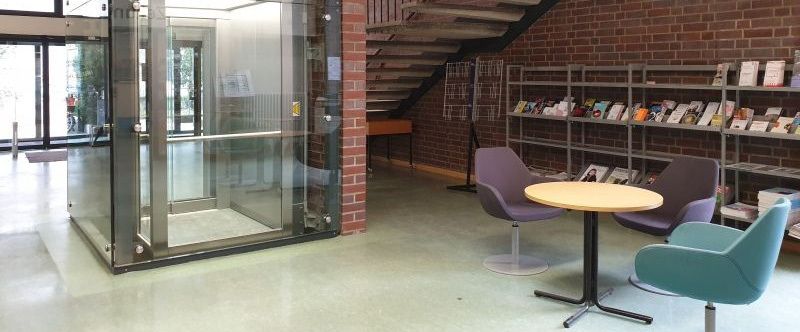 Foyer der Bibliothek mit Sitzplätzen