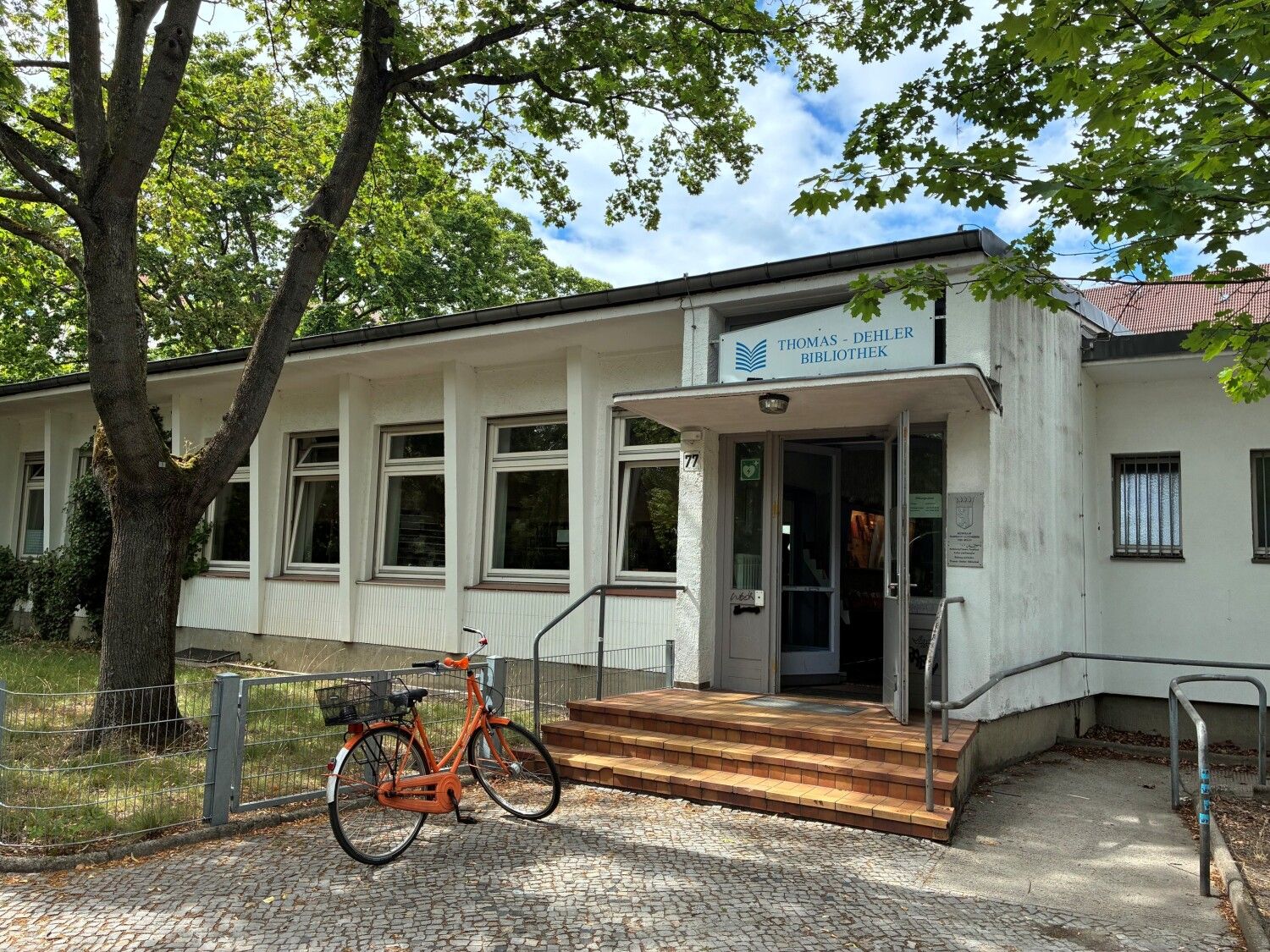 Bild der Thomas-Dehler-Bibliothek mit Fahrrad vor dem Eingang
