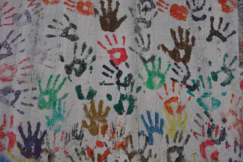 Handumrisse auf einer Wand.