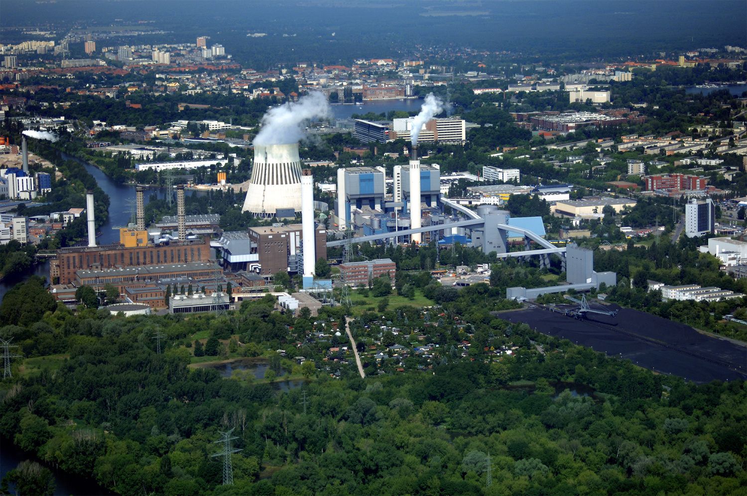 Abb. 7: Heizkraftwerk Reuter West, Sicht aus Süd-Ost, Aufnahme von 2005 (Bild: Partner für Berlin/FTB-Werbefotografie)