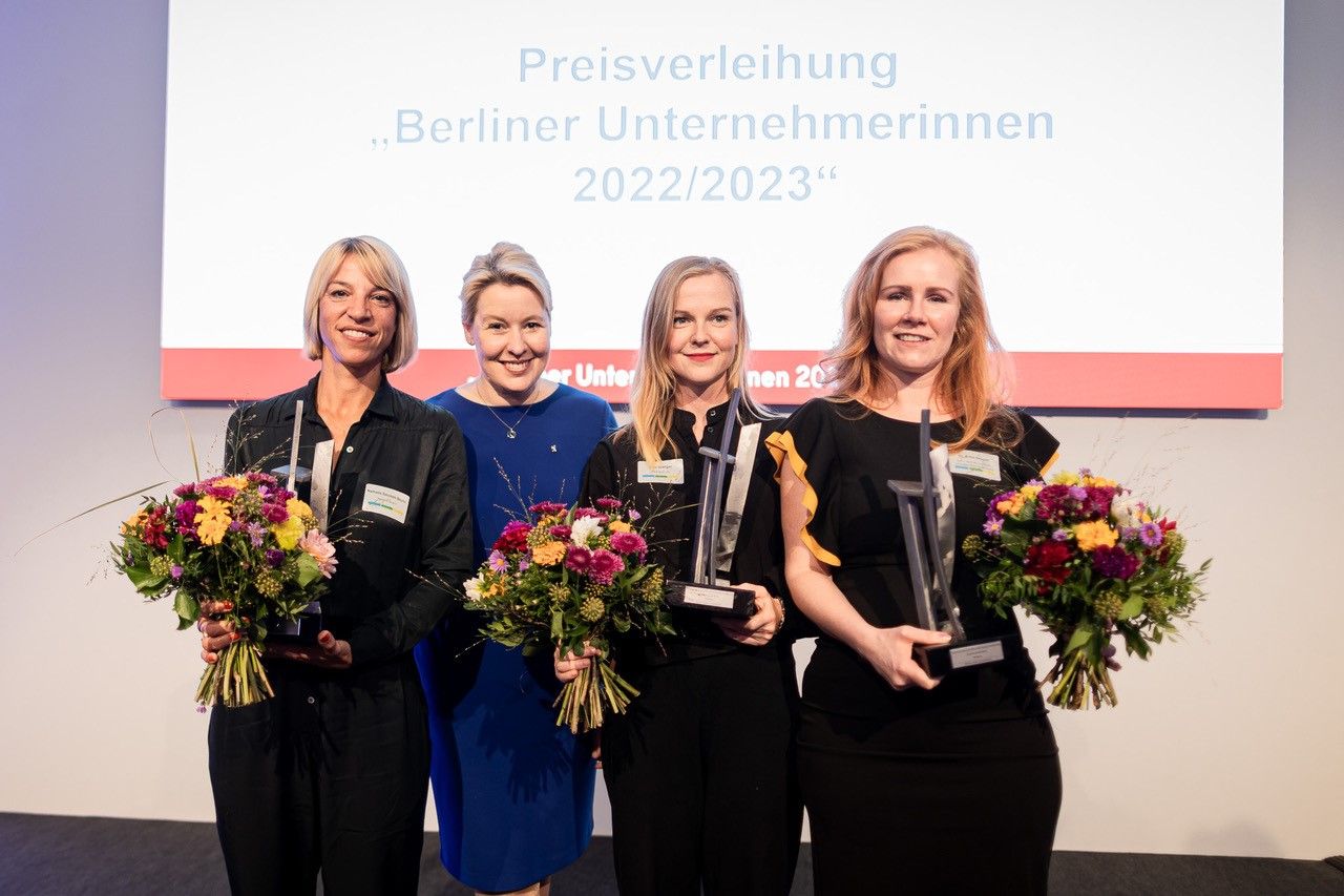 Franziska Giffey mit den Preisträgerinnen 2022/2023: Nathalie Dziobek-Bepler, Julia Seeliger, Anke Skopec (v.l.n.r.)