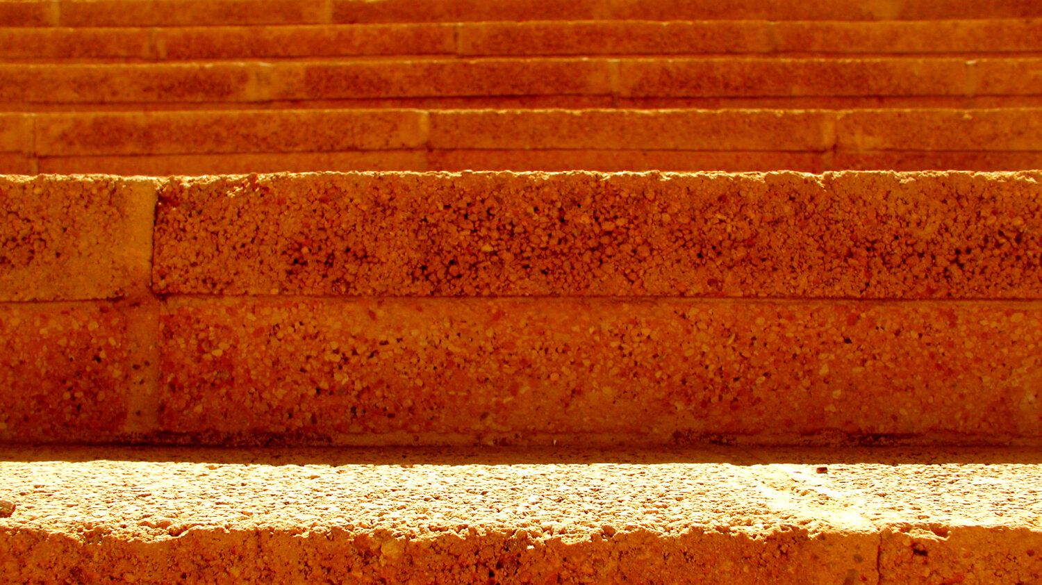 Treppenstufen im Sonnenlicht