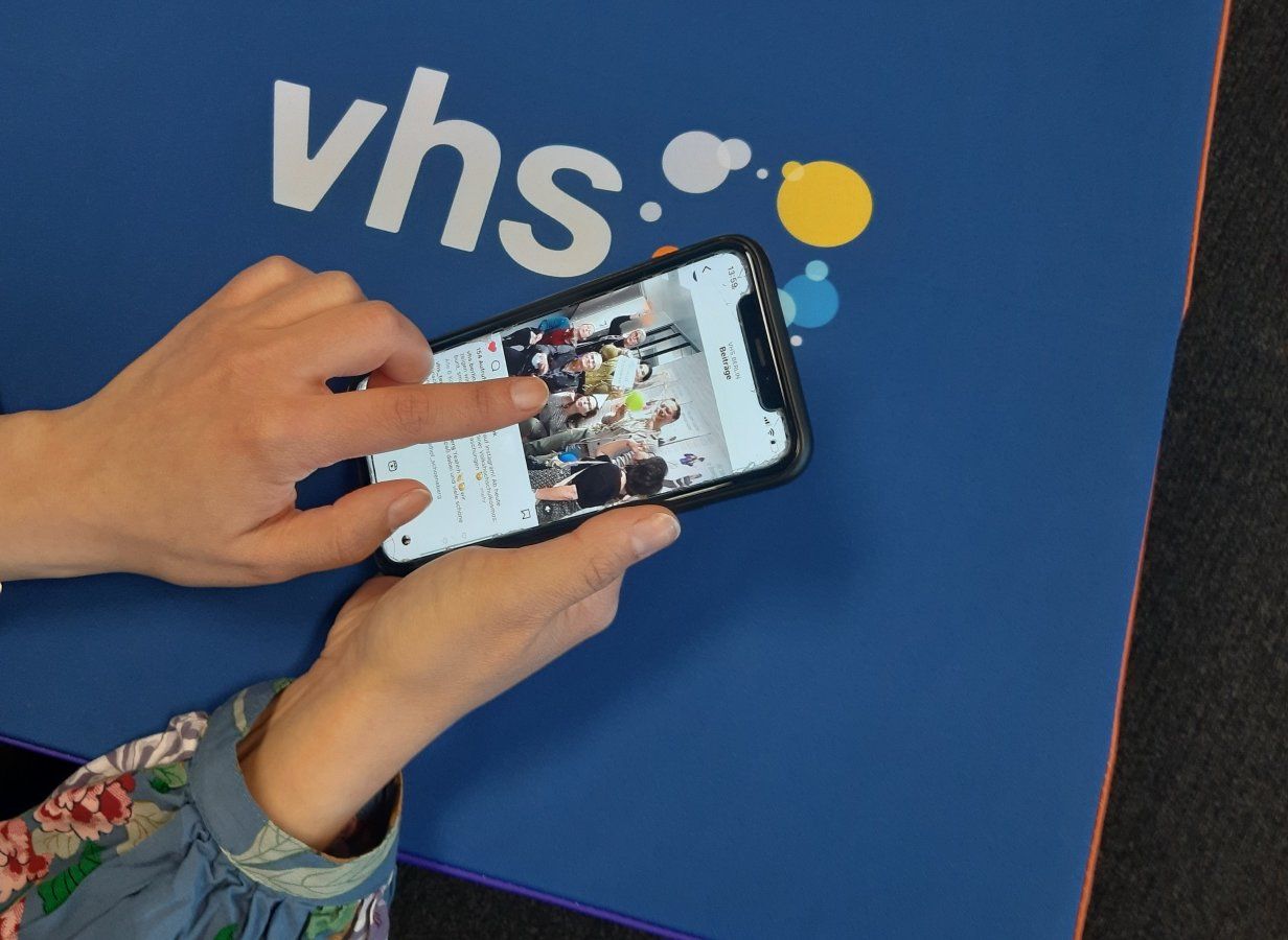 Eine Person scrollt auf einem Smartphone auf Instagram
