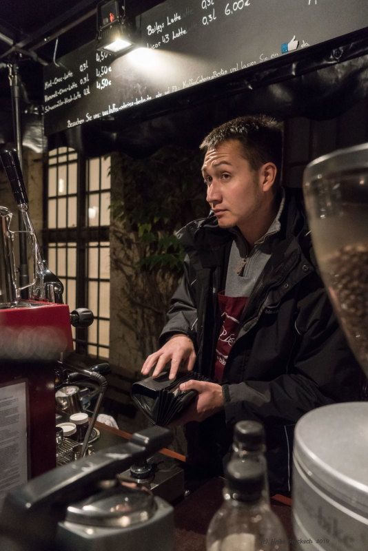 Barista bei der Arbeit