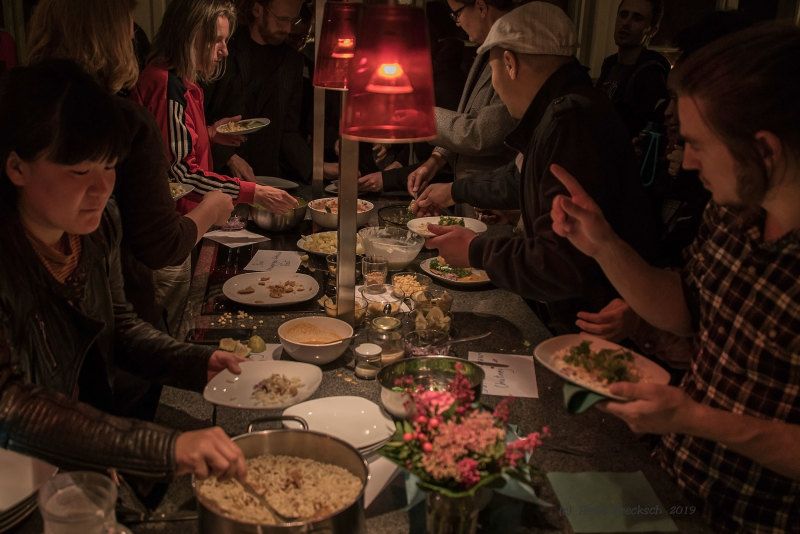 Menschen bedienen sich am Buffet