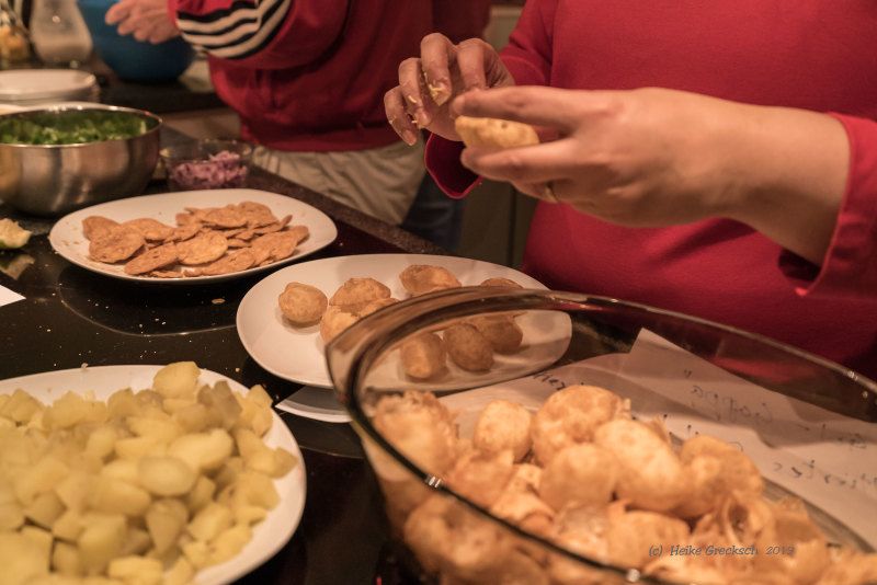 Mehrere Hände, die Essen zubereiten