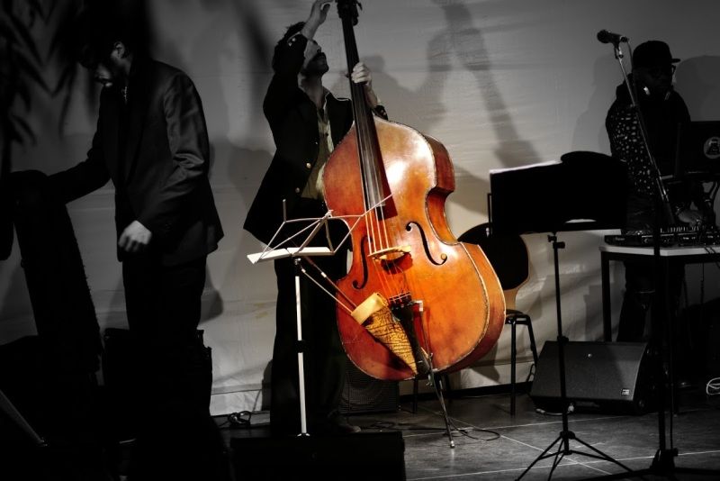 Musiker-Trio auf der Bühne