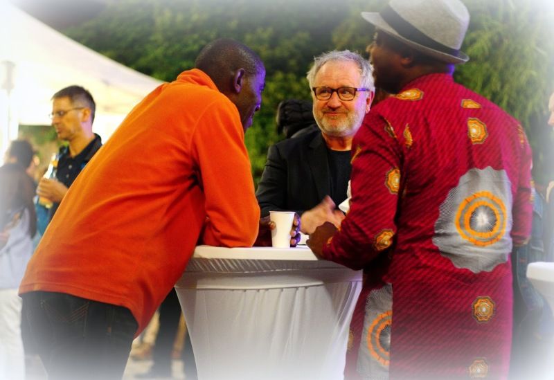 Direktor der VHS MIchael Weiß im Gespräch mit den Musikern von Djatou Touré und Band