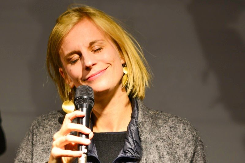 Sängerin mit geschlossenen Augen