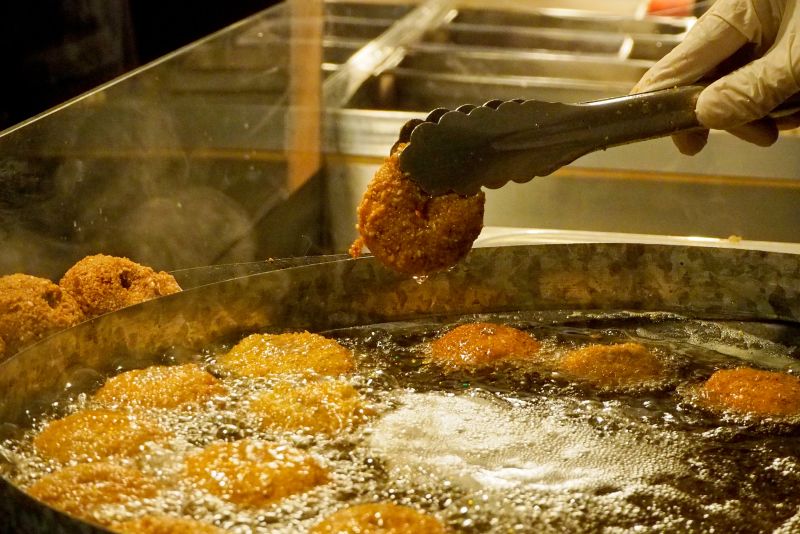 Falafel werden frittiert