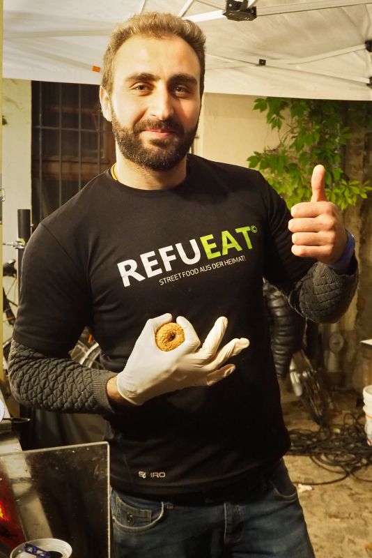 Falafelverkäufer präsentiert Ware