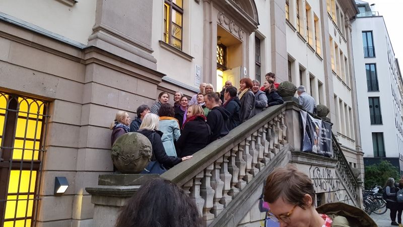 Menschen singen auf einer Außentreppe