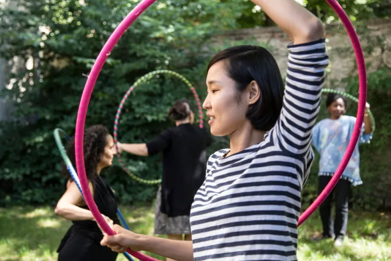 Eine Frau hält einen Hula-Hoop-Reifen