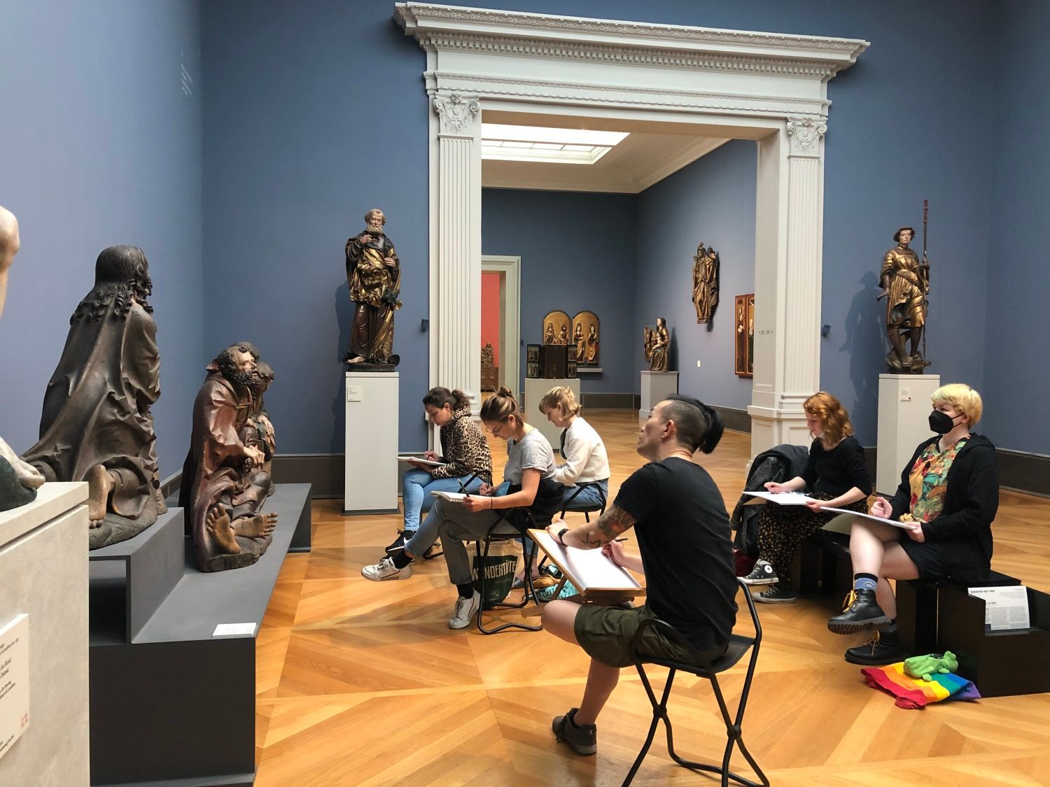VHS Kursteilnehmende zeichenen vor Skulpturen IM Bode-Museum